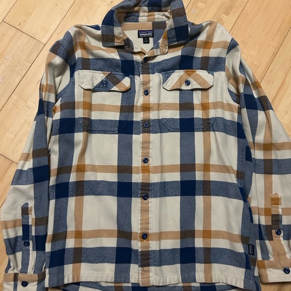 Patagonia Tops - Patagonia medium Plaid Button-Up Shirt